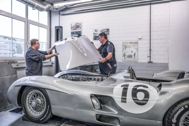 Mercedes-Benz W 196 R Grand-Prix-Rennwagen mit der Fahrgestellnummer 9. Hersteller-Expertise im Mercedes-Benz Classic Center, Fellbach. Foto der Untersuchung von Karosseriekomponenten. (Fotosignatur der Mercedes-Benz Classic Archive: D844192)